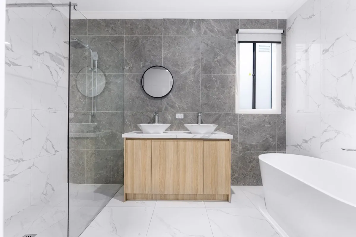 Baño remodelado con porcelanato