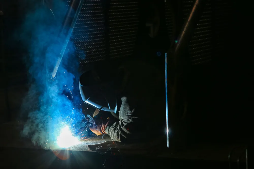 Soldador trabajando con chispas